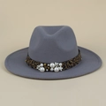 Chapeau fedora en laine grise avec ruban léopard, perles blanches et fleurs décoratives - M (56-58cm) / Gris