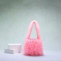 Detail van roze handtas van tule met ruches van kant en een zacht gaashandvat - Roze