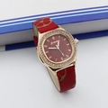 Détail d'une montre à quartz de luxe avec lunette diamantée or rose et bracelet cuir rouge - Rouge