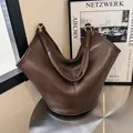 Sac fourre-tout marron en similicuir de qualité avec poignées circulaires robustes - Marron