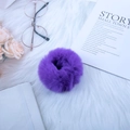 Chouchou mignon en fausse fourrure de lapin violette sur fond décoratif blanc élégant - Violet foncé