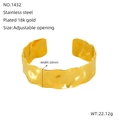 Detailaufnahme der 20mm breiten Hammerschlag-Textur auf 18k vergoldetem Edelstahl-Armreif - Gold