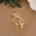 18K vergoldeter offener Ring mit rosa und weißen Herzzirkonen auf warmem braunem Hintergrund - Einstellbar Offen / 18K Vergoldet Herz Zirkonia