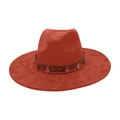 Détail du chapeau en feutre terre cuite avec ruban ethnique et pendentifs en métal - Taille unique / Rouge rouille