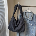 Borsa tote retrò in velluto a coste nero con design a pieghe e tracolla larga - Nero