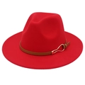 Vue détaillée d'un élégant chapeau fedora en feutre de lana rouge avec boucle marron - M (56-58cm) / Rouge