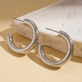 Dettaglio orecchino a cerchio a C in metallo argento con texture martellata su pietra - Argento (Silver Earring Post)