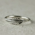 Vintage ring van geoxideerd zilver in verendesign met zirkonia en tribale gravures - US 5 / Antiek Zilver