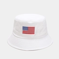 Detail der US-Flaggen-Stickerei auf weißem Baumwoll-Anglerhut mit hochwertigen Nähten - M (56-58cm) / Weiß
