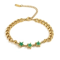 Detailaufnahme des vergoldeten Edelstahl-Armbands mit grün gestreiften Sternanhängern - Gold Grüner Stern