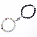 Detail der Magnet-Paar-Armbänder mit mattschwarzen Perlen und bunten Edelsteinen - Amazonit + Matter Stein Armband