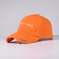 Dettaglio del cappello arancione in stile vintage con anelli di metallo e ricami - Regolabile / Arancione
