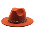 Détail du chapeau en feutre de laine rouge rouille avec bande en cuir et rivets - M (56-58cm) / Couleur caramel