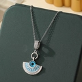 Collier Evil Eye en argent avec pendentif en éventail et perle bleue sur étui vert - A30 - Argent