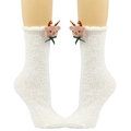 Detail von weißen Plüschsocken mit Rentierpuppe und grüner Schleife für Weihnachten - Rentier mit Fliege / Weiß