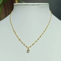 Minimalistische gouden titanium ketting met een fonkelende ronde zirkonia hanger - Goud
