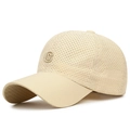 Cappellino da baseball beige in mesh traspirante con ricamo lettera C vista laterale a 45° - Regolabile / Beige