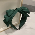 Detalle de la diadema de satén verde oscuro con triple lazo y acabado brillante sedoso - Lazo de tres capas / Verde Oscuro