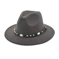 Détail d'un chapeau fedora en laine gris anthracite avec bande cuir et gemmes turquoise - Gris clair