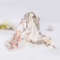 Zijdeachtige satijnen sjaal met oranje pruimenbloesems op een lichtbeige handtas - 90*90cm / Beige Bloemen