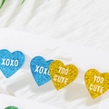 Fermagli per capelli a cuore glitterati con scritte XOXO e TOO CUTE su carta - Orecchini a Bottone Cuore Lettere / 2 Paia di Cuori/Blu e Giallo
