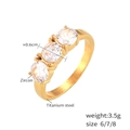 Eleganter Ring aus vergoldetem Titanstahl mit drei runden Zirkonia-Steinen - US 6 / Gold
