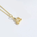Collier doré avec pendentif carrosse en citrouille, perle blanche et cristal bleu - Carrosse Citrouille en Résine à Motif (XL3221-3)