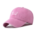 Primer plano de gorra de algodón lavado rosa con bordado de un perro salchicha blanco - Ajustable / Rosa