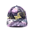 Detalle del estampado tropical de hojas de palmera y costuras en gorra de béisbol de 6 paneles - Hoja de Coco