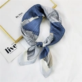 Foulard quadrato in seta con motivi geometrici blu e bianchi, annodato con eleganza - 5 Linee geometriche 3D Blu