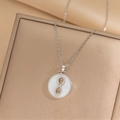 Collar de acero plateado con colgante de símbolo infinito y circonitas en un joyero - Concha Color Acero - Símbolo de Infinito Hueco