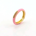 Dettaglio anello in smalto rosa con zirconi incastonati su fascia in metallo dorato - Aperto Regolabile / Rosa