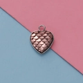 Dettaglio macro del ciondolo a cuore in oro rosa con motivo unico a squame di pesce - Squame di Pesce Oro Rosa (11)