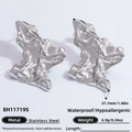 Orecchini a perno asimmetrici in acciaio inossidabile con finitura argento lucido - Stile Pieghettato Lungo (EH11719S) / Argento
