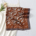Dettaglio ravvicinato di foulard di seta marrone con motivo paisley e bordi grigi - Arancio Terroso