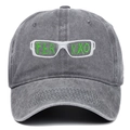 Détail de la broderie 3D verte FERXXO sur une casquette de baseball gris foncé délavée - Gris