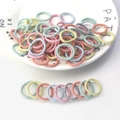 Elastici per capelli colorati e senza cuciture per bambini su un piatto decorativo bianco - Linea Intrecciata di Colore Primaverile 100 Pezzi