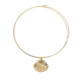 Collana girocollo dorata con ciondolo a conchiglia stile spiaggia e design sobrio - Conchiglia a Strisce Oro