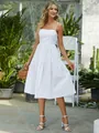 Detail van witte boho maxi-jurk met ruches en spaghettibandjes in een groene tuin - L / Wit