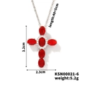 Dettaglio della collana a croce in argento con pietre rosse e misure 3,2cm per 2,3cm - Rosso