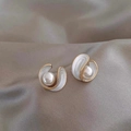Elegante goldene Spiralblüten-Ohrringe mit Emaille und einer zentralen Perle - Gold Französischer Vintage Wellenperlenstil (E4985)