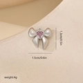 Vista detallada del colgante de lazo con gema de corazón rosa, 1,5 cm x 1,3 cm - Estilo de Lazo de Strass Púrpura (MYYX00685) / Oro Blanco Estilo Dos (Piedra de Corazón Rosa)