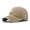 Dettaglio del ricamo a doppio cuore bianco su cappello da baseball in cotone lavato - Regolabile / Cachi (Ricamo a Doppio Cuore)