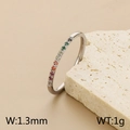 Anillo de acero de titanio con una fila de circonitas de colores estilo arcoíris - US 5 / Color Acero