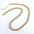 Poliertes Goldperlen-Halskette mit verstellbarem Karabiner auf weißem Hintergrund - 6mm