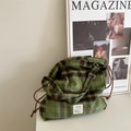 Grün-brauner karierter Wollrucksack mit verstellbaren Seilriemen und Markenetikett - Ohne Anhänger / Grasgrün Kariert