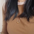 Vue détaillée du pendentif à deux billes or et argent sur une fine chaîne en argent - Style Long (SD176)
