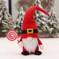 Gnomo navideño de pie con gorro rojo y accesorio de piruleta a rayas rojas y blancas - Gnomo Rojo con Piruleta y Sombrero con Cinturón