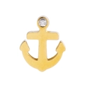 Detalle de colgante de ancla dorada con engaste de diamante brillante sobre fondo blanco - Estilo de Ancla Color Dorado (KLJ5531-Z)