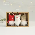 Drie kerstkabouters met gebreide mutsen in een geschenkdoos met kijkvenster - Pop met hoed